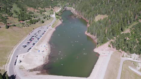 Locals-enjoy-the-cool-waters-of-Tibble-Fork-lake,-American-Fork-Canyon,-aerial