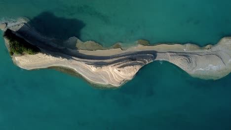 Luftbild-Von-Oben-Nach-Unten-Inselchen-Felsformation-Inmitten-Des-Unberührten-Klaren-Wassers-Des-Ozeans