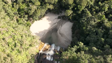 Agua-Cayendo-Sobre-El-Bosque-Vista-De-Un-Dron