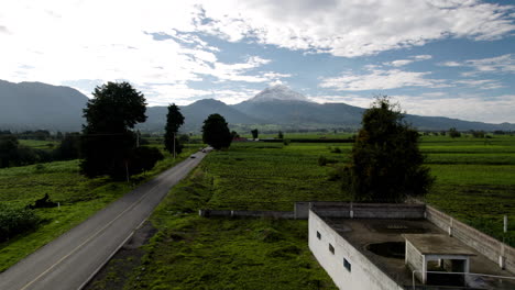 Toma-De-Drones-Con-Vista-Al-Camino-Que-Conduce-A-La-Cima-Del-Volcán-Popocate