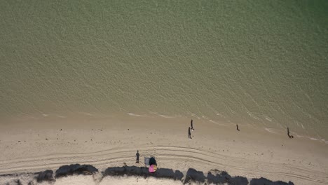 Einige-Leute-Gehen-An-Sandstränden-In-Portugal-,-Portugal---Sandstrand-Beliebt-Für-Entspannende-Tage