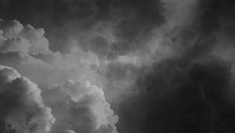 Gewitter-Und-Dunkle-Quellwolken-Mit-Blitzeinschlägen