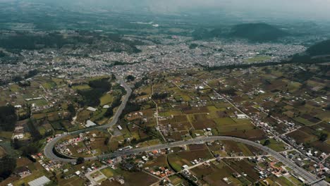 Luftdrohnenaufnahme-Der-Stadt-Otavalo-In-Ecuador