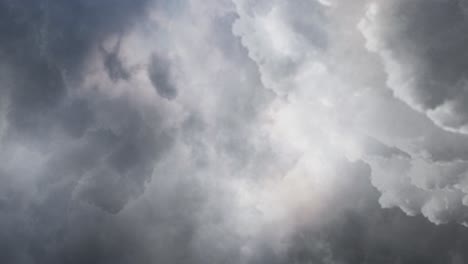 Vista-De-4k-De-Nubes-Sobre-El-Cielo-Con-Relámpagos
