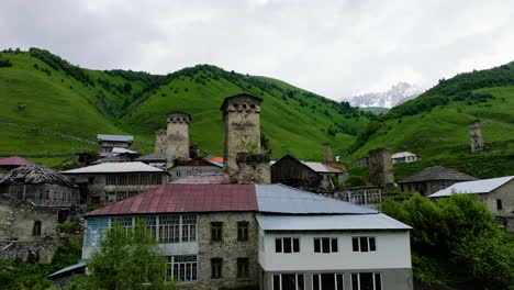 Alte-Häuser-Und-Türme-Im-Mittelalterlichen-Dorf-Adishi-In-Svaneti,-Georgia