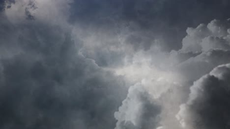 Vista-4k-De-Tormentas-Eléctricas-Y-Nubes-Oscuras-Moviéndose-En-El-Cielo