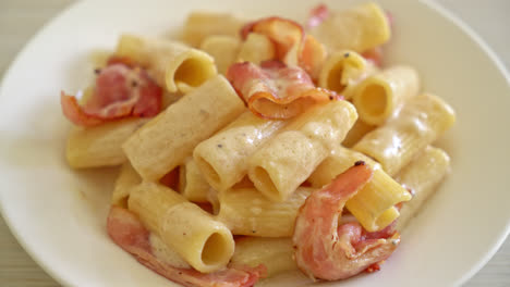 Homemade-spaghetti-rigatoni-pasta-with-white-sauce-and-bacon---Italian-food-style-1