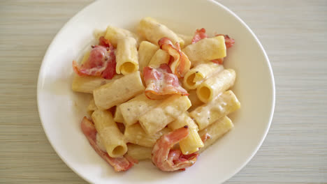 Homemade-spaghetti-rigatoni-pasta-with-white-sauce-and-bacon---Italian-food-style