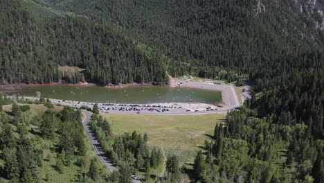 Bustling-weekend-activity-at-popular-Tilbble-Fork-reservoir-in-Utah,-aerial