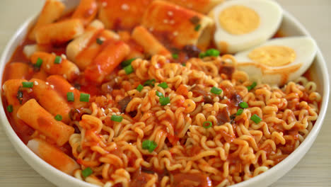 Korean-instant-noodles-with-Korean-rice-cake-and-fish-cake-and-boiled-egg---Rabokki---Korean-food-style-3