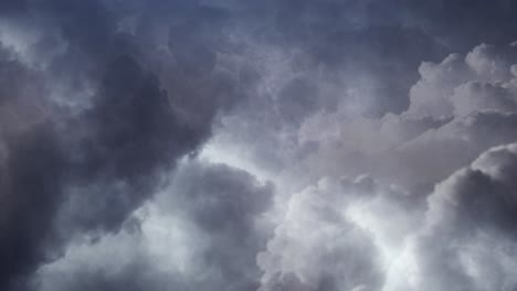 Blick-Auf-Dunkelgraue-Wolken-Und-Gewitter