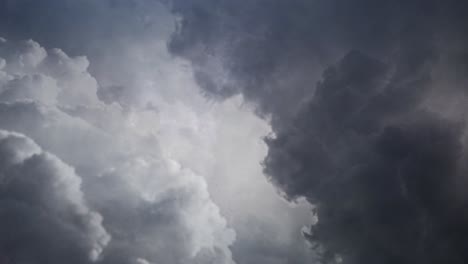 Dunkle-Kumulonimbuswolken