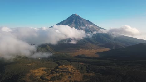 Moviéndose-Sobre-Un-Valle-Hacia-El-Volcán-Mt-Taranaki