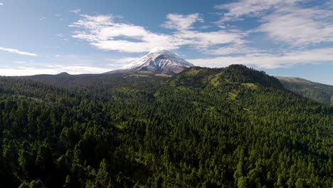 Toma-De-Drones-De-La-Majestuosidad-Del-Volcán-Popocatepetl-Durante-Una-Exhalación-De-Fumarola-En-La-Ciudad-De-México