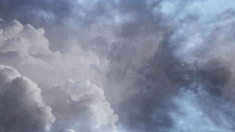 Blick-Auf-Gewitter-Und-Ziehende-Wolken