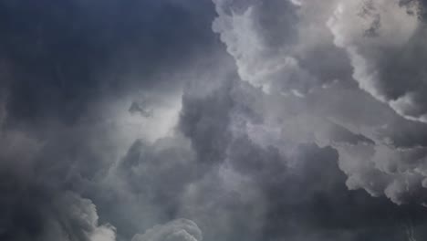 Dunkle-Wolken-Und-Gewitter-Unter-Kumulonimbus-Am-Himmel