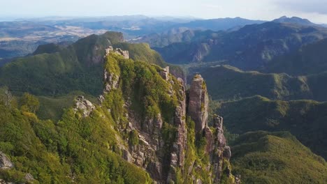 Absteigende-Luftaufnahme-Einer-Berglandschaft-Mit-Einer-Zerklüfteten-Felsformation-In-Coromandel,-Neuseeland