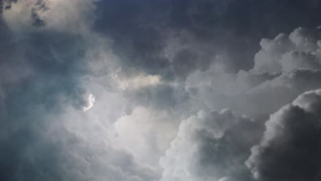 Nubes-Oscuras-Y-Un-Relámpago-En-El-Lado-Brillante-De-La-Nube