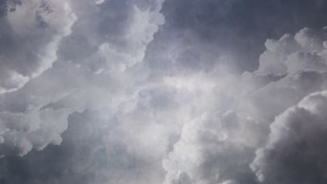 4k-Gewitter-Und-Dunkle-Wolken-Mit-Blitzeinschlägen