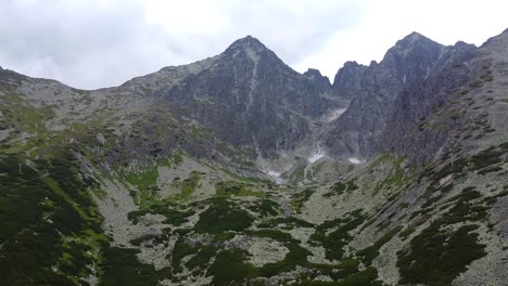 Hermoso-Paisaje-Natural-De-La-Alta-Montaña-Tatra-Lomnicky-Pico-Y-Cumbre