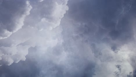 4k-Gewitter,-Blitzeinschlag-In-Den-Dunklen-Wolken