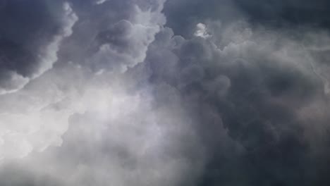 Vista-De-Volar-A-Través-De-Nubes-Oscuras-Con-Rayos,-Tormenta