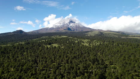 Drohnenaufnahme-Der-Majestät-Des-Vulkans-Popocatepetl-Während-Einer-Fumarole-Ausatmung-In-Mexiko-Stadt-Am-Morgen