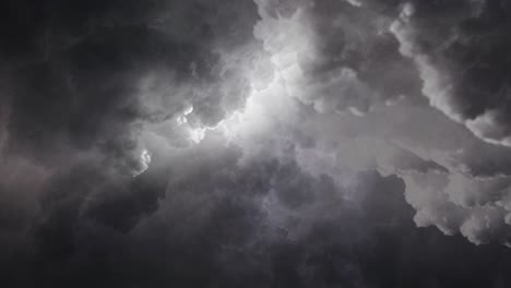 Dunkle-Kumulonimbuswolken-Und-Blitzeinschläge-Am-Himmel