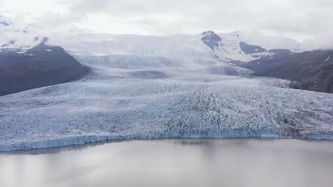 Großer-Eisgletscher-Fjallsárlón-In-Island-Mit-Wasserlagune-Am-Hang-Des-Vatnajökull-nationalparks