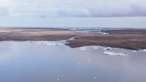 Laguna-Glacial-Con-Icebergs-Paridos-Flotando-En-El-Agua,-Paisaje-Glaciar-De-Islandia
