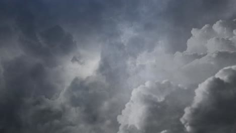 Blick-Auf-Gewitter-In-Cumulonimbus-Wolken-Am-Himmel