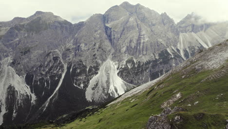 Hermosa-Antena-De-Montañas-Alpinas