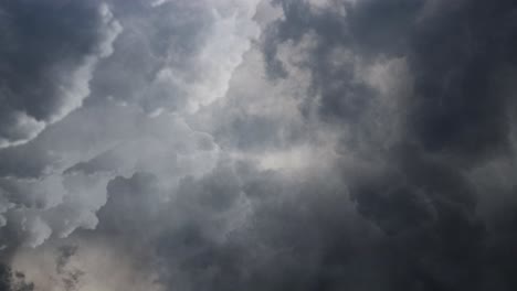 Vista-De-Tormentas-Eléctricas-Y-Nubes-Cumulonimbus-Con-Relámpagos