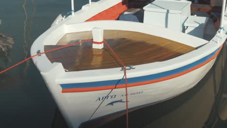 Carvel-gebautes-Traditionelles-Griechisches-Fischerboot-Mit-Wunderschön-Lackierter-Bugbeplankung
