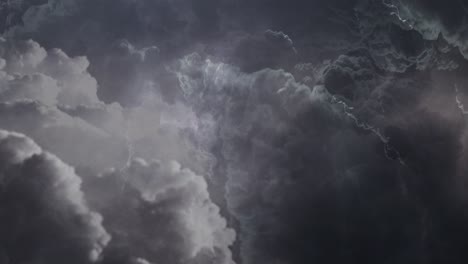 Vista-De-La-Tormenta-Dentro-De-Nubes-Cumulonimbus-Gruesas-Y-Oscuras