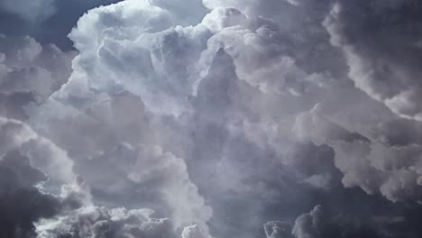 4k-Dunkle-Und-Sich-Bewegende-Kumulonimbuswolken