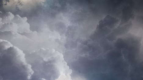 Vista-De-4k-De-Tormenta,-Nubes-Oscuras-En-El-Cielo