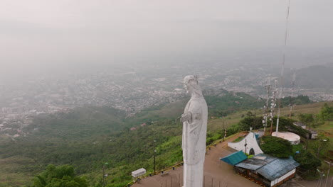 Fast-rotating-aerial-footage-of-the-Cristo-Rey-Jesus-statue-on-top-of-a-mountain-in-the-city-of-Cali,-Colombia