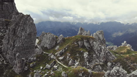 Filmische-Luftaufnahme-Der-Alpinen-Berge-11er-1