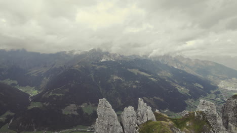 Filmische-Luftaufnahme-Der-Alpinen-Berge-11er