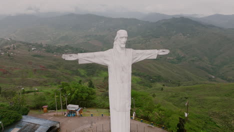 Imágenes-Aéreas-Lentas-En-El-Frente-De-La-Estatua-De-Cristo-Rey-Jesús-En-La-Cima-De-Una-Montaña-En-Las-Afueras-De-Cali,-Colombia