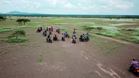 Reisende-Beim-Boxenstopp-Während-Der-Motorradsafari-In-Kenia---Drohnenaufnahme-Aus-Der-Luft