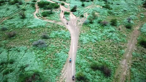 Jinetes-Que-Viajan-Durante-Las-Excursiones-En-Moto-De-Safari-En-Kenia---Toma-De-Drones
