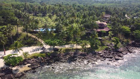 Eine-Drohnenaufnahme-Des-Tropischen-Koh-Kood-Beach-Resort,-Das-An-Einem-Klaren-Blauen-Und-Sonnigen-Tag-Von-Der-Insel-Koh-Kood-In-Thailand-In-Südostasien-Wegfliegt