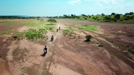 Motorräder,-Die-Durch-Afrikanische-Landschaft-Fahren---Drohnenaufnahme-Aus-Der-Luft