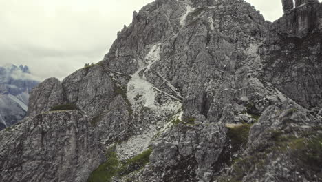 Filmische-Luftaufnahme-Der-Alpinen-Berge-11er-2
