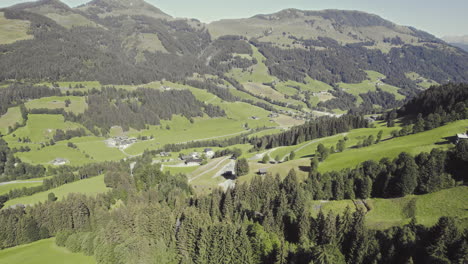 Aus-Der-Luft-über-Die-Malerische-Tiroler-Landschaft-Mit-Waldbedeckten-Bergen-Und-Grasbewachsenen-Feldern-3