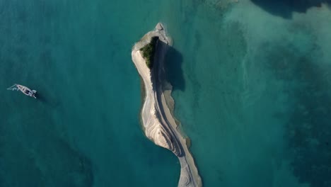 Segelboot-Vor-Anker-Auf-Der-Insel-Korfu,-Luftaufnahme-Von-Oben-Nach-Unten,-Alternativer-Netzunabhängiger-Reisestil