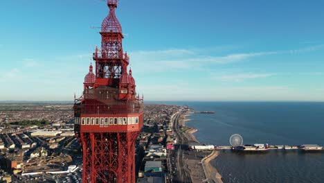 Luftdrohnenflug-Entlang-Des-Blackpool-Tower-Und-Der-Küste,-Die-Die-Piers-Und-Den-Vergnügungsstrand-In-Der-Ferne-Zeigt