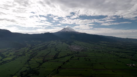 Drone-shot-of-the-valley-surrounding-popocatepetl-volcano-in-mexico-city-during-the-morning
